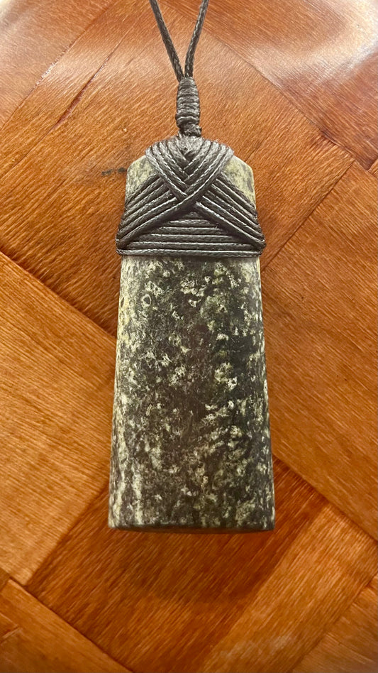 Pounamu Toki medium