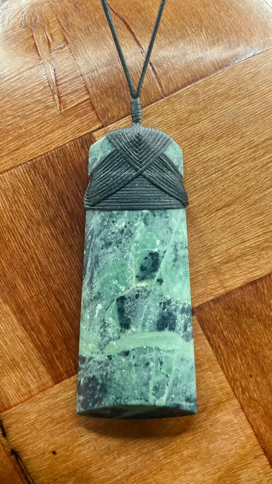 Pounamu Toki medium